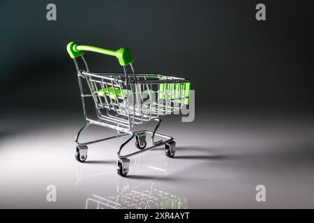 Supermarkt-Trolley, Modell, schwarzer Hintergrund Stockfoto
