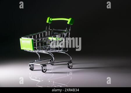 Supermarkt-Trolley, Modell, schwarzer Hintergrund Stockfoto