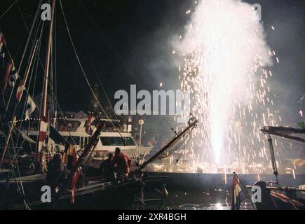 Segeltage, Feuerwerk, Spaarne, 04-09-1998, Whizgle Dutch News: Historische Bilder für die Zukunft. Erkunden Sie die Vergangenheit der Niederlande mit modernen Perspektiven durch Bilder von niederländischen Agenturen. Verbinden der Ereignisse von gestern mit den Erkenntnissen von morgen. Begeben Sie sich auf eine zeitlose Reise mit Geschichten, die unsere Zukunft prägen. Stockfoto