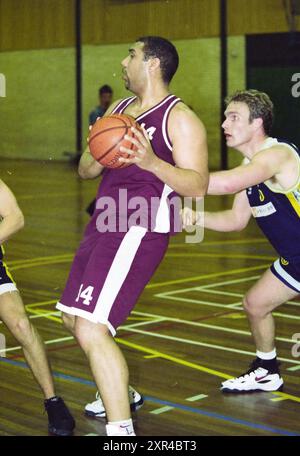 Basketballspiel zwischen Akrides und Challengers, IJmuiden, IJmuiden, Niederlande, 28-04-2001, Whizgle Dutch News: historische Bilder für die Zukunft. Erkunden Sie die Vergangenheit der Niederlande mit modernen Perspektiven durch Bilder von niederländischen Agenturen. Verbinden der Ereignisse von gestern mit den Erkenntnissen von morgen. Begeben Sie sich auf eine zeitlose Reise mit Geschichten, die unsere Zukunft prägen. Stockfoto