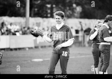 Frauen-Softball-Spiel Terrasvogels - Santpoort Against HCAW-Bussum, Santpoort, 00-00-1980, Whizgle Dutch News: Historische Bilder für die Zukunft. Erkunden Sie die Vergangenheit der Niederlande mit modernen Perspektiven durch Bilder von niederländischen Agenturen. Verbinden der Ereignisse von gestern mit den Erkenntnissen von morgen. Begeben Sie sich auf eine zeitlose Reise mit Geschichten, die unsere Zukunft prägen. Stockfoto