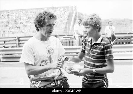 Rob Engerings Wunsch, Kinder auf dem Zandvoort-Rundkurs zu haben, wird von Alan Prost Circuit Zandvoort, Grand Prix, Zandvoort, Burgemeester van Alphenstraat 108, 24-08-1984, Whizgle Dutch News: Historical Images Tailored for the Future unterzeichnet. Erkunden Sie die Vergangenheit der Niederlande mit modernen Perspektiven durch Bilder von niederländischen Agenturen. Verbinden der Ereignisse von gestern mit den Erkenntnissen von morgen. Begeben Sie sich auf eine zeitlose Reise mit Geschichten, die unsere Zukunft prägen. Stockfoto