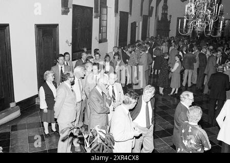 Abschiedsrat zu Hause, Gemeinderat Haarlem, Haarlem, Niederlande, 01-09-1982, Whizgle Dutch News: historische Bilder für die Zukunft. Erkunden Sie die Vergangenheit der Niederlande mit modernen Perspektiven durch Bilder von niederländischen Agenturen. Verbinden der Ereignisse von gestern mit den Erkenntnissen von morgen. Begeben Sie sich auf eine zeitlose Reise mit Geschichten, die unsere Zukunft prägen. Stockfoto