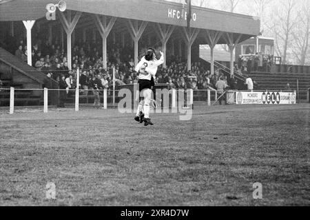Football Match Edo, 00-01-1971, Whizgle Dutch News: Historische Bilder für die Zukunft. Erkunden Sie die Vergangenheit der Niederlande mit modernen Perspektiven durch Bilder von niederländischen Agenturen. Verbinden der Ereignisse von gestern mit den Erkenntnissen von morgen. Begeben Sie sich auf eine zeitlose Reise mit Geschichten, die unsere Zukunft prägen. Stockfoto