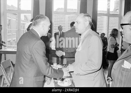 HR. Jubiläum und Empfang Kalf, Haarlems Dagblad, etc. Und IJmuider Courant and Koeri, 15-09-1970, Whizgle Dutch News: Historical Images Tailored for the Future. Erkunden Sie die Vergangenheit der Niederlande mit modernen Perspektiven durch Bilder von niederländischen Agenturen. Verbinden der Ereignisse von gestern mit den Erkenntnissen von morgen. Begeben Sie sich auf eine zeitlose Reise mit Geschichten, die unsere Zukunft prägen. Stockfoto