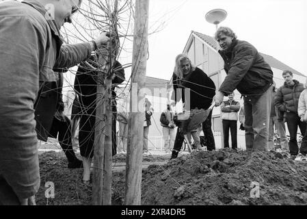 Tree Planting by Actors Good Times Bad Times, 05-02-1992, Whizgle Dutch News: Historical Images Tailored for the Future. Erkunden Sie die Vergangenheit der Niederlande mit modernen Perspektiven durch Bilder von niederländischen Agenturen. Verbinden der Ereignisse von gestern mit den Erkenntnissen von morgen. Begeben Sie sich auf eine zeitlose Reise mit Geschichten, die unsere Zukunft prägen. Stockfoto