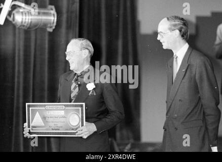 Eröffnung der Erweiterung des Pier B in Schiphol durch Prinz Bernhard, der von Präsident und Direktor Rob den Besten vom Flughafen Schiphol flankiert wird, mit der Enthüllung eines Kunstwerks von Sjoerd Buisman, Schiphol, 03-05-1990, Whizgle Dutch News: Historische Bilder zugeschnitten auf die Zukunft. Erkunden Sie die Vergangenheit der Niederlande mit modernen Perspektiven durch Bilder von niederländischen Agenturen. Verbinden der Ereignisse von gestern mit den Erkenntnissen von morgen. Begeben Sie sich auf eine zeitlose Reise mit Geschichten, die unsere Zukunft prägen. Stockfoto
