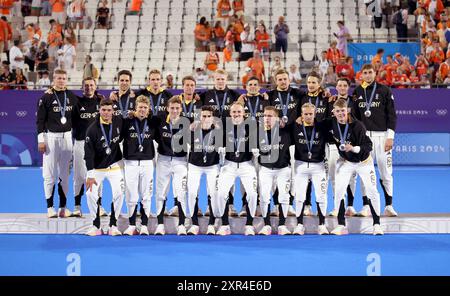 Colombes, Frankreich. August 2024. Die Silbermedaillengewinner Deutschland nehmen an der Siegerehrung des Hockeyspiels der Männer bei den Olympischen Spielen 2024 in Colombes, Frankreich, am 8. August 2024 Teil. Quelle: Ren Pengfei/Xinhua/Alamy Live News Stockfoto