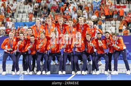 Colombes, Frankreich. August 2024. Die Goldmedaillengewinner der Niederlande zeigen ihre Medaillen nach der Siegerehrung für das Hockey der Männer bei den Olympischen Spielen 2024 in Colombes, Frankreich, 8. August 2024. Quelle: Ren Pengfei/Xinhua/Alamy Live News Stockfoto