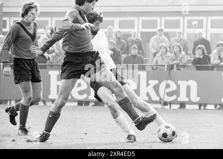 Football Match EDO, Whizgle Dutch News: Historische Bilder für die Zukunft. Erkunden Sie die Vergangenheit der Niederlande mit modernen Perspektiven durch Bilder von niederländischen Agenturen. Verbinden der Ereignisse von gestern mit den Erkenntnissen von morgen. Begeben Sie sich auf eine zeitlose Reise mit Geschichten, die unsere Zukunft prägen. Stockfoto