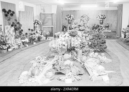 Blumenparade Aalsmeer, Blumenparade, Blumenausstellung, 01-09-1967, Whizgle Dutch News: Historische Bilder zugeschnitten auf die Zukunft. Erkunden Sie die Vergangenheit der Niederlande mit modernen Perspektiven durch Bilder von niederländischen Agenturen. Verbinden der Ereignisse von gestern mit den Erkenntnissen von morgen. Begeben Sie sich auf eine zeitlose Reise mit Geschichten, die unsere Zukunft prägen. Stockfoto