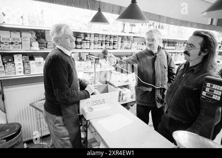 Interview mit Gemüsehändler Jaap Tanis, Haarlem, Smedestraat, Nederland, 18-03-1989, Whizgle Dutch News: historische Bilder für die Zukunft. Erkunden Sie die Vergangenheit der Niederlande mit modernen Perspektiven durch Bilder von niederländischen Agenturen. Verbinden der Ereignisse von gestern mit den Erkenntnissen von morgen. Begeben Sie sich auf eine zeitlose Reise mit Geschichten, die unsere Zukunft prägen. Stockfoto