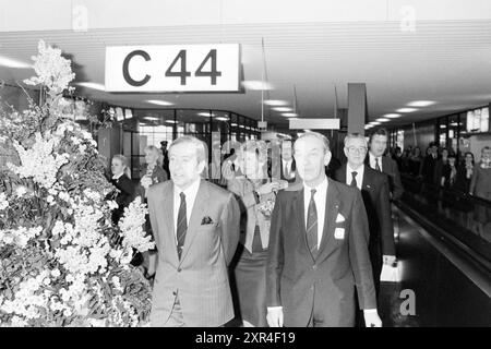 Eröffnung C-Pier Schiphol von Prince Claus, Schiphol, 13-12-1987, Schiphol, 13-12-1987, Whizgle Dutch News: historische Bilder für die Zukunft. Erkunden Sie die Vergangenheit der Niederlande mit modernen Perspektiven durch Bilder von niederländischen Agenturen. Verbinden der Ereignisse von gestern mit den Erkenntnissen von morgen. Begeben Sie sich auf eine zeitlose Reise mit Geschichten, die unsere Zukunft prägen. Stockfoto