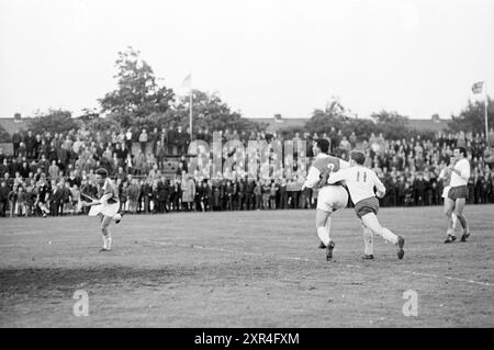 Haarlem - AGOVV, Fußball, 26.-06-1963, Whizgle Dutch News: Historische Bilder für die Zukunft. Erkunden Sie die Vergangenheit der Niederlande mit modernen Perspektiven durch Bilder von niederländischen Agenturen. Verbinden der Ereignisse von gestern mit den Erkenntnissen von morgen. Begeben Sie sich auf eine zeitlose Reise mit Geschichten, die unsere Zukunft prägen. Stockfoto