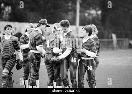 Frauen-Softball-Spiel Terrasvogels - Santpoort Against HCAW-Bussum, Santpoort, 00-00-1980, Whizgle Dutch News: Historische Bilder für die Zukunft. Erkunden Sie die Vergangenheit der Niederlande mit modernen Perspektiven durch Bilder von niederländischen Agenturen. Verbinden der Ereignisse von gestern mit den Erkenntnissen von morgen. Begeben Sie sich auf eine zeitlose Reise mit Geschichten, die unsere Zukunft prägen. Stockfoto