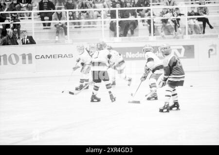 Eröffnung von Eishockeyhalle, Zoetermeer, Eis, Eislaufbahn, Eishockey, Zoetermeer, 27. 11. 1982, Whizgle Dutch News: Historical Images Tailored for the Future. Erkunden Sie die Vergangenheit der Niederlande mit modernen Perspektiven durch Bilder von niederländischen Agenturen. Verbinden der Ereignisse von gestern mit den Erkenntnissen von morgen. Begeben Sie sich auf eine zeitlose Reise mit Geschichten, die unsere Zukunft prägen. Stockfoto