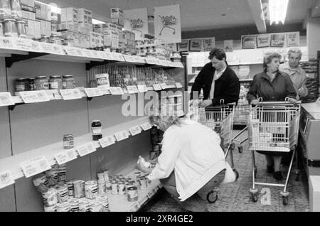 Horten: Leere Regale mit Gemüsekonserven im Vomar-Supermarkt in IJmuiden aufgrund eines Brandes und einer Explosion des Kernreaktors von Tschernobyl., IJmuiden, Niederlande, 09-05-1986, Whizgle Dutch News: Historische Bilder zugeschnitten auf die Zukunft. Erkunden Sie die Vergangenheit der Niederlande mit modernen Perspektiven durch Bilder von niederländischen Agenturen. Verbinden der Ereignisse von gestern mit den Erkenntnissen von morgen. Begeben Sie sich auf eine zeitlose Reise mit Geschichten, die unsere Zukunft prägen. Stockfoto