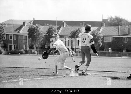 Softball Men Kennemerland, 19-08-1994, Whizgle Dutch News: Historical Images Tailored for the Future. Erkunden Sie die Vergangenheit der Niederlande mit modernen Perspektiven durch Bilder von niederländischen Agenturen. Verbinden der Ereignisse von gestern mit den Erkenntnissen von morgen. Begeben Sie sich auf eine zeitlose Reise mit Geschichten, die unsere Zukunft prägen. Stockfoto