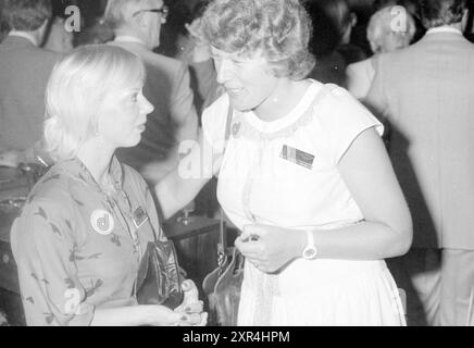 S/W und Color Euro Drugstore Day Utrecht (Komma), Meetings, Utrecht, 11-06-1979, Whizgle Dutch News: Historische Bilder zugeschnitten auf die Zukunft. Erkunden Sie die Vergangenheit der Niederlande mit modernen Perspektiven durch Bilder von niederländischen Agenturen. Verbinden der Ereignisse von gestern mit den Erkenntnissen von morgen. Begeben Sie sich auf eine zeitlose Reise mit Geschichten, die unsere Zukunft prägen. Stockfoto