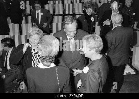 Hapro-Abend (Haarlem-Promotion) im Concertgebouw. Jährliche Präsentation eines Pins an eine Person oder Organisation, die einen Beitrag zur Förderung der Stadt geleistet hat. Haarlem, lange Begijnestraat, Niederlande, 02-02-1993, Whizgle Dutch News: historische Bilder für die Zukunft. Erkunden Sie die Vergangenheit der Niederlande mit modernen Perspektiven durch Bilder von niederländischen Agenturen. Verbinden der Ereignisse von gestern mit den Erkenntnissen von morgen. Begeben Sie sich auf eine zeitlose Reise mit Geschichten, die unsere Zukunft prägen. Stockfoto