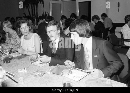 S/W und Color Euro Drugstore Day Utrecht (Komma), Meetings, Utrecht, 11-06-1979, Whizgle Dutch News: Historische Bilder zugeschnitten auf die Zukunft. Erkunden Sie die Vergangenheit der Niederlande mit modernen Perspektiven durch Bilder von niederländischen Agenturen. Verbinden der Ereignisse von gestern mit den Erkenntnissen von morgen. Begeben Sie sich auf eine zeitlose Reise mit Geschichten, die unsere Zukunft prägen. Stockfoto