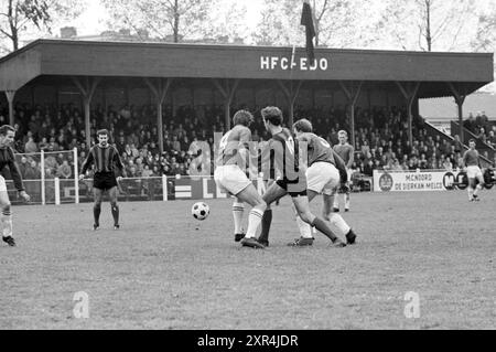 Fußballspiel HFC - EDO, Haarlem, Nederland, Whizgle Dutch News: Historische Bilder für die Zukunft. Erkunden Sie die Vergangenheit der Niederlande mit modernen Perspektiven durch Bilder von niederländischen Agenturen. Verbinden der Ereignisse von gestern mit den Erkenntnissen von morgen. Begeben Sie sich auf eine zeitlose Reise mit Geschichten, die unsere Zukunft prägen. Stockfoto