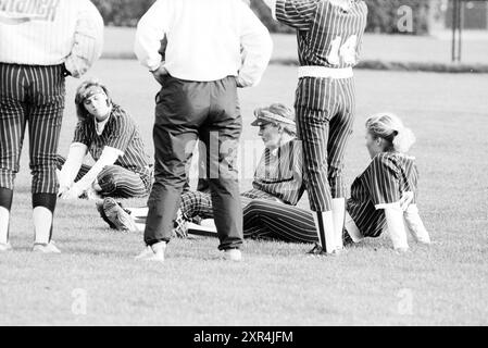 Softball: Sparks - Terrasvogels, 08.06.1993, Whizgle Dutch News: Historical Images Tailored for the Future. Erkunden Sie die Vergangenheit der Niederlande mit modernen Perspektiven durch Bilder von niederländischen Agenturen. Verbinden der Ereignisse von gestern mit den Erkenntnissen von morgen. Begeben Sie sich auf eine zeitlose Reise mit Geschichten, die unsere Zukunft prägen. Stockfoto