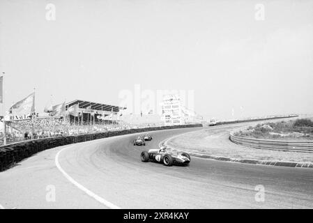 Rennen mit Rennwagen aus den 50er bis 60er Jahren auf der Strecke Zandvoort, Zandvoort, 26-08-1990, Whizgle Dutch News: Historische Bilder zugeschnitten auf die Zukunft. Erkunden Sie die Vergangenheit der Niederlande mit modernen Perspektiven durch Bilder von niederländischen Agenturen. Verbinden der Ereignisse von gestern mit den Erkenntnissen von morgen. Begeben Sie sich auf eine zeitlose Reise mit Geschichten, die unsere Zukunft prägen. Stockfoto