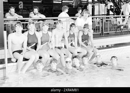 Schwimmerinnen und Schwimmer im Schwimmbad., 00-00-1978, Whizgle Dutch News: Historische Bilder zugeschnitten auf die Zukunft. Erkunden Sie die Vergangenheit der Niederlande mit modernen Perspektiven durch Bilder von niederländischen Agenturen. Verbinden der Ereignisse von gestern mit den Erkenntnissen von morgen. Begeben Sie sich auf eine zeitlose Reise mit Geschichten, die unsere Zukunft prägen. Stockfoto