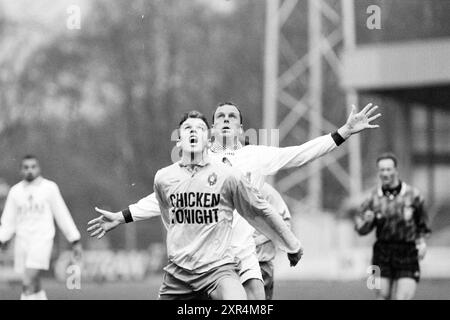 Football, Telstar - TOP Oss, IJmuiden, IJmuiden, Niederlande, 25-04-1997, Whizgle Dutch News: historische Bilder für die Zukunft. Erkunden Sie die Vergangenheit der Niederlande mit modernen Perspektiven durch Bilder von niederländischen Agenturen. Verbinden der Ereignisse von gestern mit den Erkenntnissen von morgen. Begeben Sie sich auf eine zeitlose Reise mit Geschichten, die unsere Zukunft prägen. Stockfoto