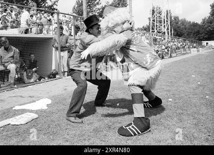 Hein Fischer mit der Miami Maniac World Cup 1986, Baseball World Championships 1986, 26-07-1986, Whizgle Dutch News: Historical Images Tailored for the Future. Erkunden Sie die Vergangenheit der Niederlande mit modernen Perspektiven durch Bilder von niederländischen Agenturen. Verbinden der Ereignisse von gestern mit den Erkenntnissen von morgen. Begeben Sie sich auf eine zeitlose Reise mit Geschichten, die unsere Zukunft prägen. Stockfoto