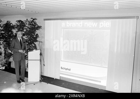 Opening C-Pier Schiphol, Schiphol, 13.-12. 1987, Whizgle Dutch News: Historical Images Tailored for the Future. Erkunden Sie die Vergangenheit der Niederlande mit modernen Perspektiven durch Bilder von niederländischen Agenturen. Verbinden der Ereignisse von gestern mit den Erkenntnissen von morgen. Begeben Sie sich auf eine zeitlose Reise mit Geschichten, die unsere Zukunft prägen. Stockfoto