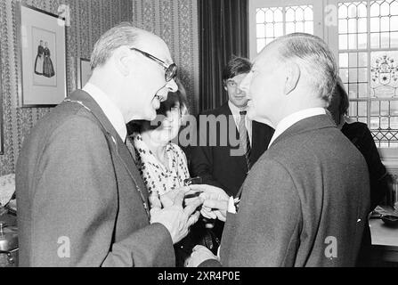 Installation von Bürgermeister Machielsen Zandvoort, Bürgermeister, 05-10-1977, Whizgle Dutch News: Historische Bilder zugeschnitten auf die Zukunft. Erkunden Sie die Vergangenheit der Niederlande mit modernen Perspektiven durch Bilder von niederländischen Agenturen. Verbinden der Ereignisse von gestern mit den Erkenntnissen von morgen. Begeben Sie sich auf eine zeitlose Reise mit Geschichten, die unsere Zukunft prägen. Stockfoto