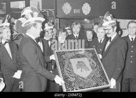 Tabelle der Verdienste für die Feuerwehr Zandvoort, angeboten von Raad van Elf (Karnevalsverband), 07-01-1978, Whizgle Dutch News: Historische Bilder zugeschnitten auf die Zukunft. Erkunden Sie die Vergangenheit der Niederlande mit modernen Perspektiven durch Bilder von niederländischen Agenturen. Verbinden der Ereignisse von gestern mit den Erkenntnissen von morgen. Begeben Sie sich auf eine zeitlose Reise mit Geschichten, die unsere Zukunft prägen. Stockfoto