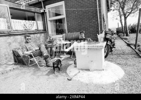 Einwohner von Spaarnwoude wegen Abwasser, Kanalisation, Spaarnwoude, 05-05-1989, Whizgle Dutch News: Historische Bilder zugeschnitten auf die Zukunft. Erkunden Sie die Vergangenheit der Niederlande mit modernen Perspektiven durch Bilder von niederländischen Agenturen. Verbinden der Ereignisse von gestern mit den Erkenntnissen von morgen. Begeben Sie sich auf eine zeitlose Reise mit Geschichten, die unsere Zukunft prägen. Stockfoto