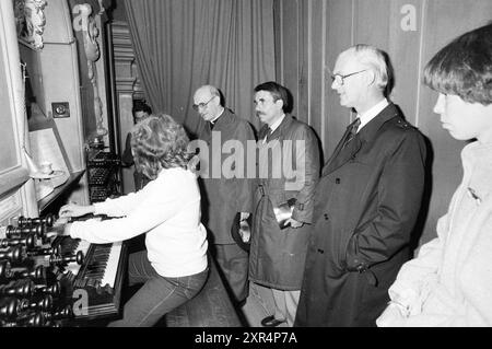 Bischof Bomers besucht St. Bavo, Kirchen, römisch-katholische Kirche, 20-05-1984, Whizgle Dutch News: Historische Bilder zugeschnitten auf die Zukunft. Erkunden Sie die Vergangenheit der Niederlande mit modernen Perspektiven durch Bilder von niederländischen Agenturen. Verbinden der Ereignisse von gestern mit den Erkenntnissen von morgen. Begeben Sie sich auf eine zeitlose Reise mit Geschichten, die unsere Zukunft prägen. Stockfoto