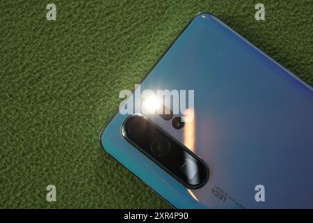 Terengganu, Malaysia - 24. August 2024 : Nahaufnahme der huawei p30 pro Taschenlampe auf grünem Hintergrund Stockfoto