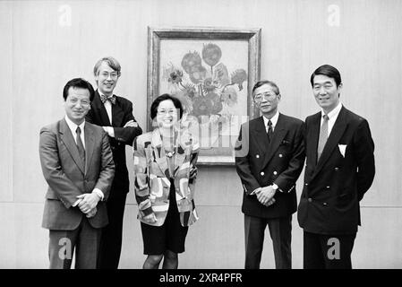 Van Gogh Museum in Verbindung mit Smith (Some People for Painting Sunflowers), Amsterdam, Paulus Potterstraat, Niederlande, 02-07-1992, Whizgle Dutch News: historische Bilder für die Zukunft. Erkunden Sie die Vergangenheit der Niederlande mit modernen Perspektiven durch Bilder von niederländischen Agenturen. Verbinden der Ereignisse von gestern mit den Erkenntnissen von morgen. Begeben Sie sich auf eine zeitlose Reise mit Geschichten, die unsere Zukunft prägen. Stockfoto