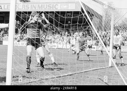 Football HFC Haarlem - NEC, Haarlem, Niederlande, 04-05-1980, Whizgle Dutch News: Historische Bilder für die Zukunft. Erkunden Sie die Vergangenheit der Niederlande mit modernen Perspektiven durch Bilder von niederländischen Agenturen. Verbinden der Ereignisse von gestern mit den Erkenntnissen von morgen. Begeben Sie sich auf eine zeitlose Reise mit Geschichten, die unsere Zukunft prägen. Stockfoto