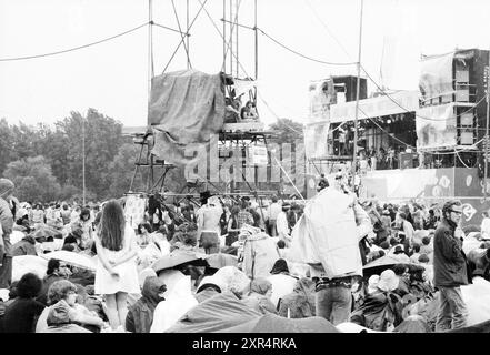 Holland Pop Festival im Kralingse bos, das als niederländische Version des amerikanischen Woodstock Festivals in die Geschichte eingegangen ist. Mit Auftritten von The Byrds, Mungo Jerry, Canned Heat und Jefferson Airplane, Music, Rotterdam, 26-06-1970, Whizgle Dutch News: Historical Images Tailored for the Future. Erkunden Sie die Vergangenheit der Niederlande mit modernen Perspektiven durch Bilder von niederländischen Agenturen. Verbinden der Ereignisse von gestern mit den Erkenntnissen von morgen. Begeben Sie sich auf eine zeitlose Reise mit Geschichten, die unsere Zukunft prägen. Stockfoto