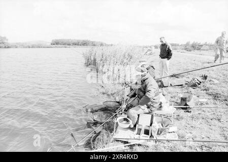 Angeln, Kanu-Kurs, Spaarnwoude, Spaarnwoude, 22-08-1992, Whizgle Dutch News: historische Bilder für die Zukunft. Erkunden Sie die Vergangenheit der Niederlande mit modernen Perspektiven durch Bilder von niederländischen Agenturen. Verbinden der Ereignisse von gestern mit den Erkenntnissen von morgen. Begeben Sie sich auf eine zeitlose Reise mit Geschichten, die unsere Zukunft prägen. Stockfoto