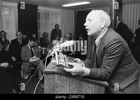 Präsentation des Buches 'Help we are developed' The Hague Nieuwspoort, Spectrum, 14-03-1978, Whizgle Dutch News: Historische Bilder zugeschnitten auf die Zukunft. Erkunden Sie die Vergangenheit der Niederlande mit modernen Perspektiven durch Bilder von niederländischen Agenturen. Verbinden der Ereignisse von gestern mit den Erkenntnissen von morgen. Begeben Sie sich auf eine zeitlose Reise mit Geschichten, die unsere Zukunft prägen. Stockfoto
