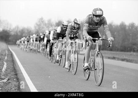 Radweg in Spaarnwoude, 08-04-1991, Whizgle Dutch News: Historische Bilder zugeschnitten auf die Zukunft. Erkunden Sie die Vergangenheit der Niederlande mit modernen Perspektiven durch Bilder von niederländischen Agenturen. Verbinden der Ereignisse von gestern mit den Erkenntnissen von morgen. Begeben Sie sich auf eine zeitlose Reise mit Geschichten, die unsere Zukunft prägen. Stockfoto