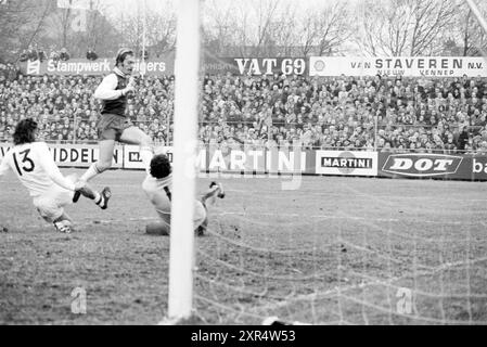 Fußballspiel Haarlem - Ajax, 00-00-1972, Whizgle Dutch News: Historische Bilder für die Zukunft. Erkunden Sie die Vergangenheit der Niederlande mit modernen Perspektiven durch Bilder von niederländischen Agenturen. Verbinden der Ereignisse von gestern mit den Erkenntnissen von morgen. Begeben Sie sich auf eine zeitlose Reise mit Geschichten, die unsere Zukunft prägen. Stockfoto