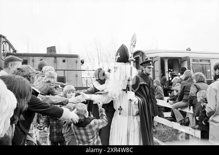 St. Nikolaus in IJmuiden - Heemskerk - Velsen-Noord, St. Nikolaus, Sinterklaas, 23-11-1974, Whizgle Dutch News: Historische Bilder zugeschnitten auf die Zukunft. Erkunden Sie die Vergangenheit der Niederlande mit modernen Perspektiven durch Bilder von niederländischen Agenturen. Verbinden der Ereignisse von gestern mit den Erkenntnissen von morgen. Begeben Sie sich auf eine zeitlose Reise mit Geschichten, die unsere Zukunft prägen. Stockfoto