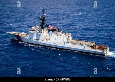 Der legendäre Cutter USCGC Midgett (WMSL 757) segelt während der Phase auf See des Rim of the Pacific (RIMPAC) 2024. 29 Nationen, 40 Überlandschiffe, drei U-Boote, 14 nationale Landstreitkräfte, mehr als 150 Flugzeuge und 25.000 Mitarbeiter nehmen vom 27. Juni bis 1. August an der RIMPAC Teil. RIMPAC, die weltweit größte internationale Übung im Seeverkehr, bietet eine einzigartige Ausbildungsmöglichkeit und fördert und pflegt Kooperationsbeziehungen zwischen den Teilnehmern, die für die Sicherheit der Seeschiffe und die Sicherheit auf den Weltmeeren von entscheidender Bedeutung sind. RIMPAC 2024 IS Stockfoto