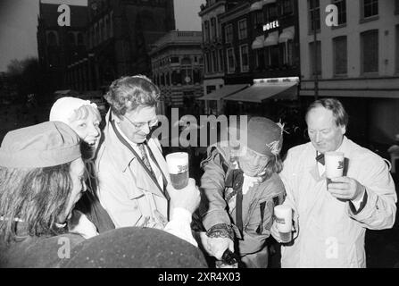 Haarlem Jopen Beer, Haarlem, Niederlande, 10-11-1994, Whizgle Dutch News: Historical Images Tailored for the Future. Erkunden Sie die Vergangenheit der Niederlande mit modernen Perspektiven durch Bilder von niederländischen Agenturen. Verbinden der Ereignisse von gestern mit den Erkenntnissen von morgen. Begeben Sie sich auf eine zeitlose Reise mit Geschichten, die unsere Zukunft prägen. Stockfoto
