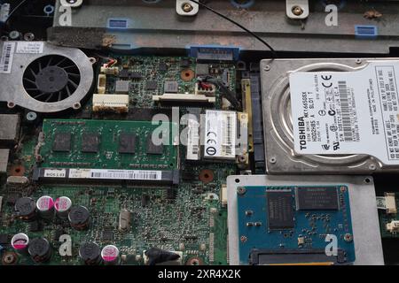 Terengganu, Malaysia - 24. August 2024 : Nahaufnahme eines alten Laptops auf isoliertem Hintergrund. Komponenten wie toshiba-Festplatte und Lüfterkühler. Stockfoto