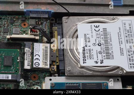 Terengganu, Malaysia - 24. August 2024 : Nahaufnahme eines alten Laptops auf isoliertem Hintergrund. Komponenten wie toshiba-Festplatte und Lüfterkühler. Stockfoto