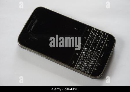 Terengganu, Malaysia - 24. August 2024 : Großaufnahme des klassischen q20-Tastaturtelefons mit schwarzem blackberry auf isoliertem Hintergrund Stockfoto